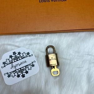 LOUIS VUITTON LOCK AND KEY SET 308